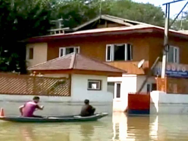 Videos : जम्मू कश्मीर : पानी में डूबे पुलिस थाने