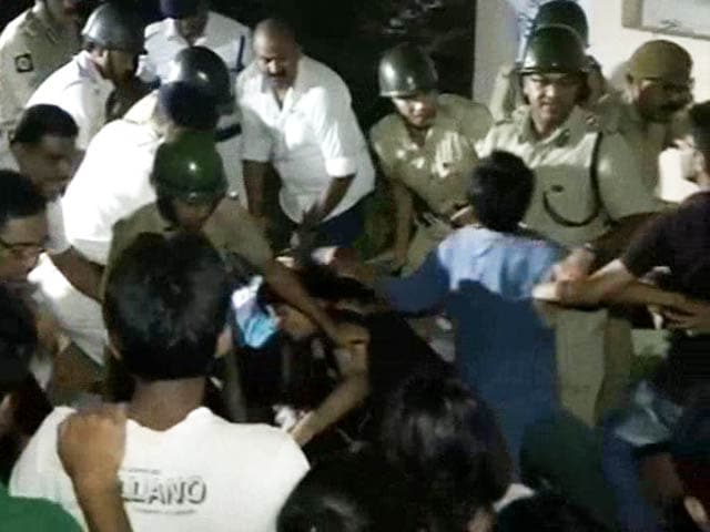 Video : Clashes After Midnight At Kolkata's Jadavpur University, Students Blame Police