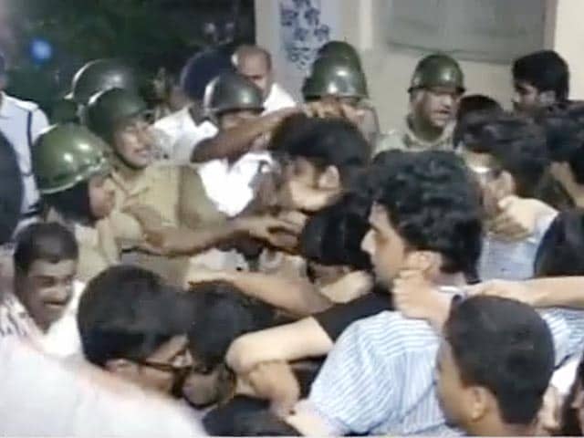 Video : जादवपुर यूनिवर्सिटी में देर रात पुलिस और छात्रों में झड़प