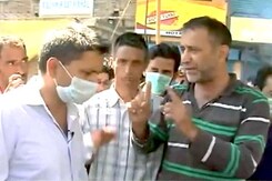 बाढ़ प्रभावित श्रीनगर के कई इलाकों में जरूरी सामानों की किल्लत बाढ़ प्रभावित श्रीनगर के कई इलाकों में जरूरी सामानों की किल्लत