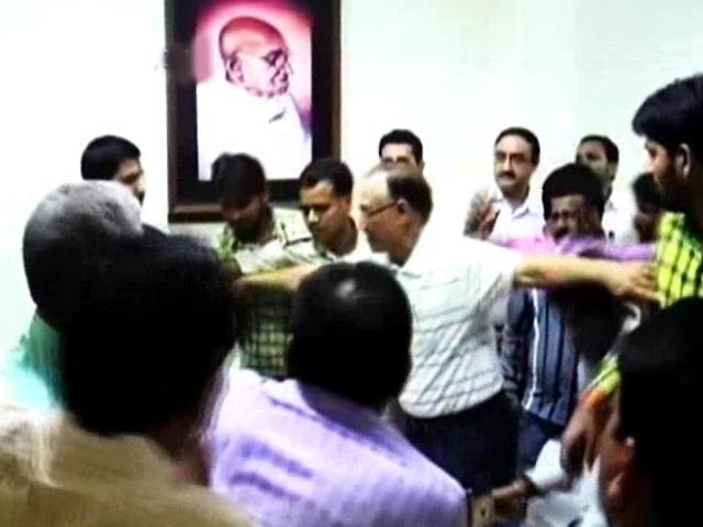 Video : 15 VHP, Bajrang Dal Men Arrested Over Attack on Ujjain Vice Chancellor