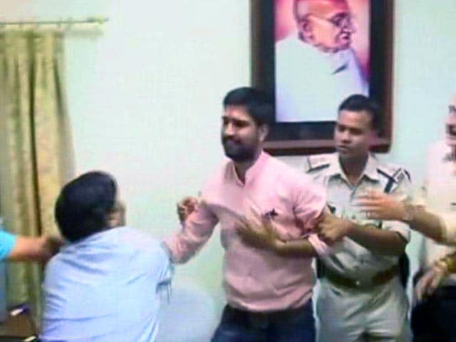 उज्जैन : वीसी से बदसलूकी के आरोप में वीएचपी, बजरंग दल के 15 लोग गिरफ्तार