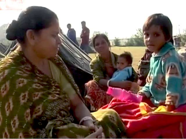 कश्मीर में बाढ़ : घर वापसी की राह देख रहे सैकड़ों लोग