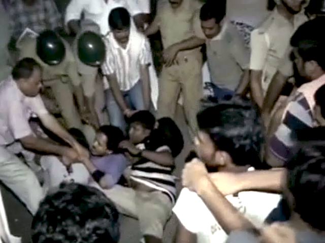 Video : जादवपुर यूनीवर्सिटी : आधी रात को छात्रों की पिटाई