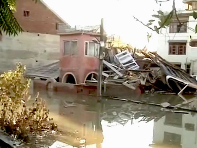 Videos : कश्मीर बाढ़ : पानी निकालने में लगे लोग