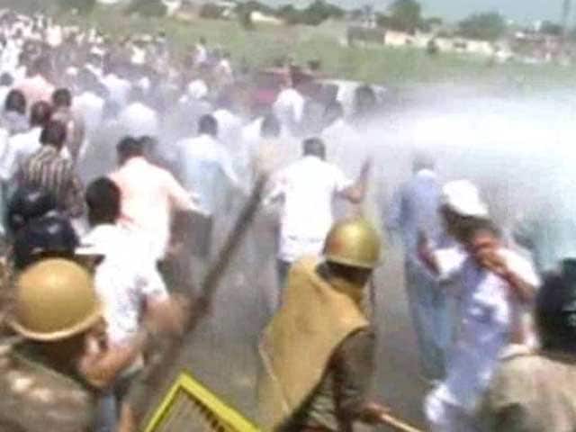 Video : Ajit Singh's Eviction Makes RLD Supporters See Red, 20 Injured in Clashes at Muradnagar