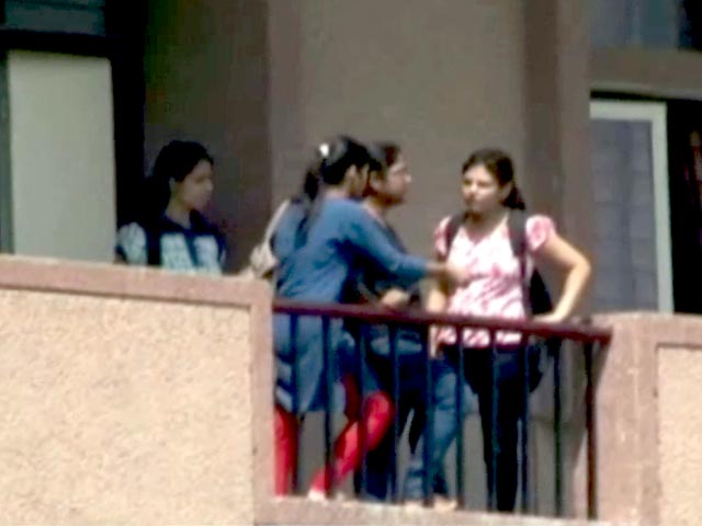 नोएडा : गर्ल्स हॉस्टल के वॉश रूम में मिला स्पाई कैमरा