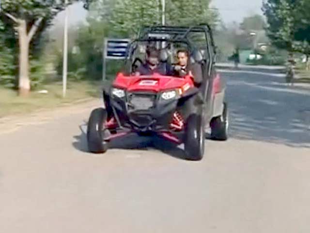 बाढ़ पीड़ितों की मदद कर रही है यह खास गाड़ी बाढ़ पीड़ितों की मदद कर रही है यह खास गाड़ी