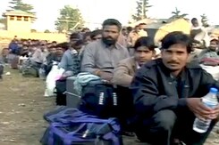 श्रीनगर : बीएसएफ की मदद से घर लौटे प्रवासी मजदूर श्रीनगर : बीएसएफ की मदद से घर लौटे प्रवासी मजदूर