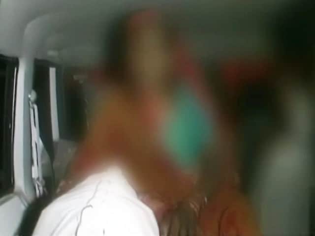 Video : यूपी में दलित युवती को जिंदा जलाया