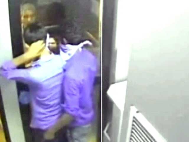 कैमरे में कैद : एटीएम तोड़कर चोरी करते रंगे हाथ गिरफ्तार हुए बदमाश