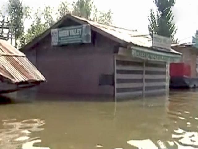 Videos : बाढ़ से बदरंग हो गई है कश्मीर की डल झील...