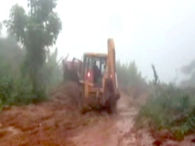 मेघालय में भारी बारिश के बाद बाढ़ और भूस्खलन