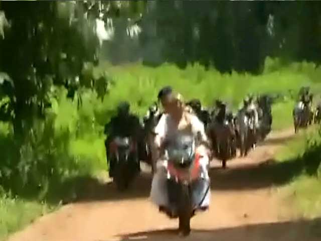Videos : मोटरसाइकिल चलाते गृहमंत्री राजनाथ सिंह