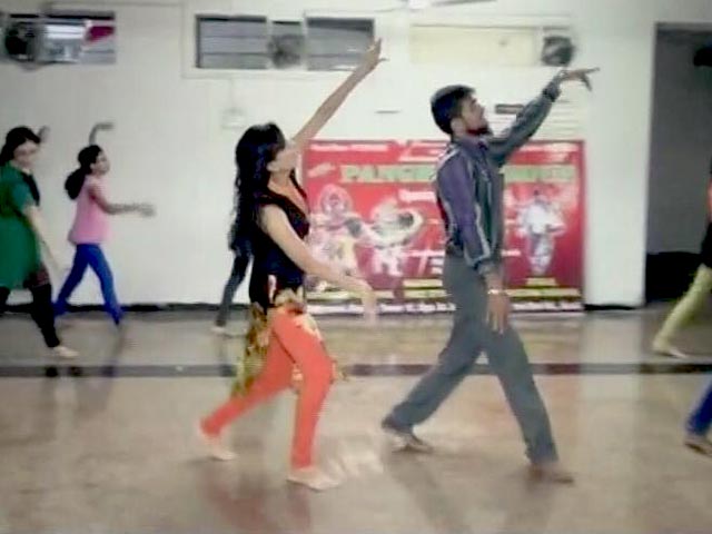 सूरत में भाइचारे की मिसाल, गरबा सिखा रहा है इरशाद