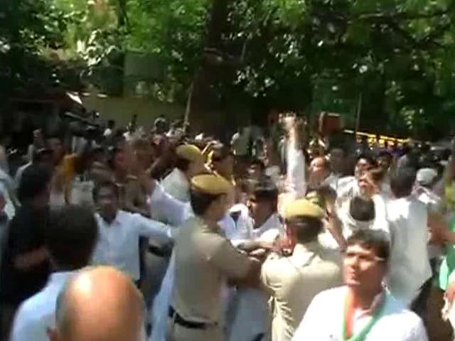 Video : Youth Congress Protest Against Modi Government Turns Violent