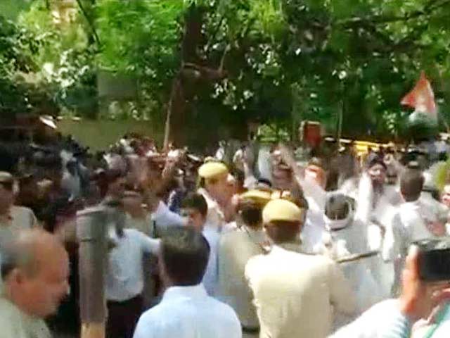 यूथ कांग्रेस के कार्यकर्ताओं पर पुलिस का लाठीचार्ज