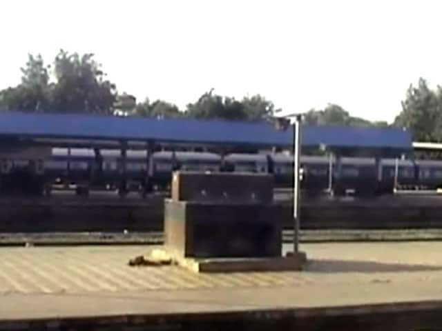 Videos : रेवाड़ी स्टेशन पर ट्रेन में मिला बम