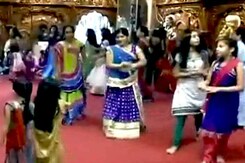 न्यूयॉर्क के मंदिर में भी गरबे की धूम न्यूयॉर्क के मंदिर में भी गरबे की धूम