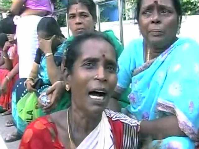 Videos : जयललिता समर्थकों में मायूसी, रो पड़ीं कई महिलाएं