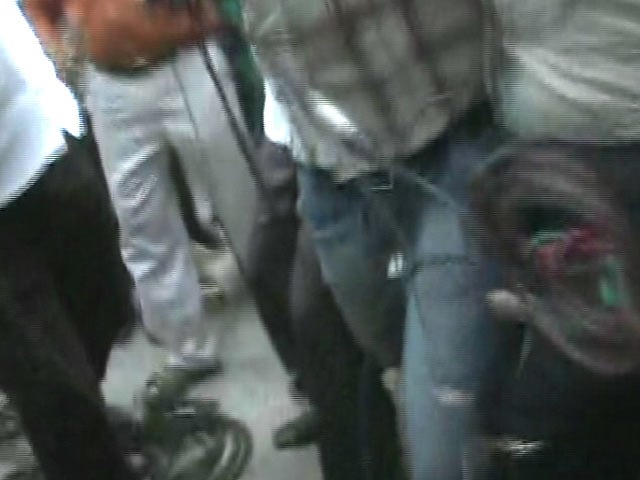 Video : NDTV Crew Attacked Outside Jayalalithaa's Residence