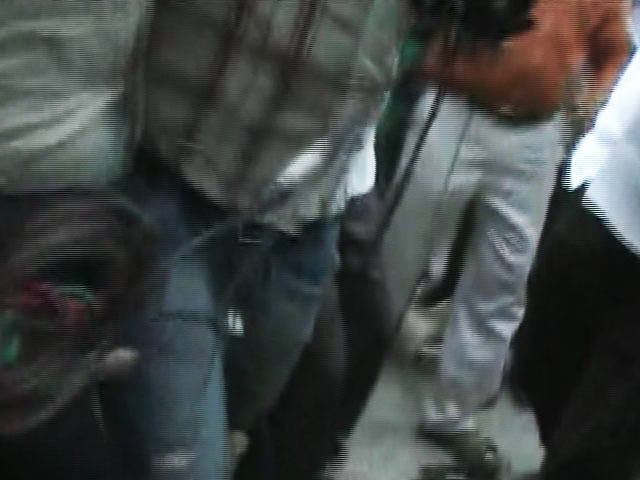 Videos : जया के गुस्साए समर्थकों ने एनडीटीवी की टीम पर हमला किया