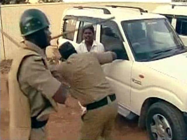 Video : Angry Supporters Attack NDTV Crew Outside Jayalalithaa's Residence