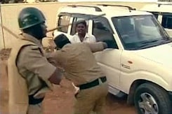 Angry Supporters Attack NDTV Crew Outside Jayalalithaa's Residence Angry Supporters Attack NDTV Crew Outside Jayalalithaa's Residence