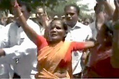 जयललिता के समर्थकों ने किया बेंगलुरु में प्रदर्शन जयललिता के समर्थकों ने किया बेंगलुरु में प्रदर्शन