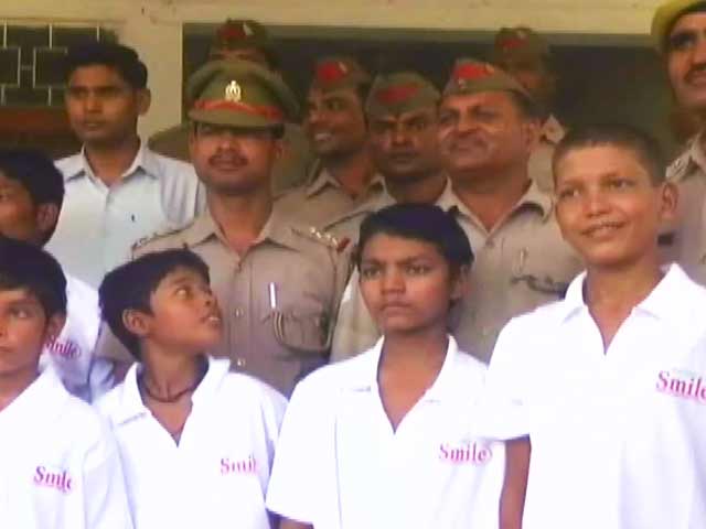 मुस्कान बिखेरता गाजियाबाद पुलिस का 'ऑपरेशन स्माइल'