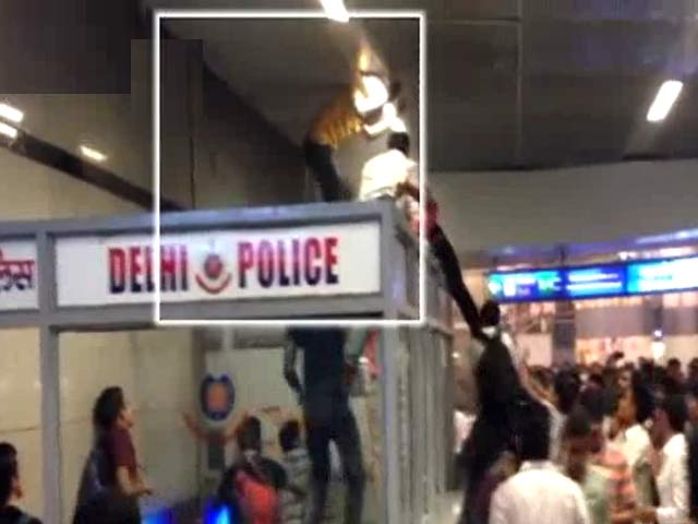 मेट्रो स्टेशन पर भीड़ ने की तीन विदेशी नागरिकों की पिटाई
