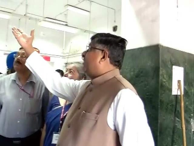 Video : स्वच्छ भारत अभियान : रविशंकर प्रसाद ने किया गोलडाक खाने का दौरा