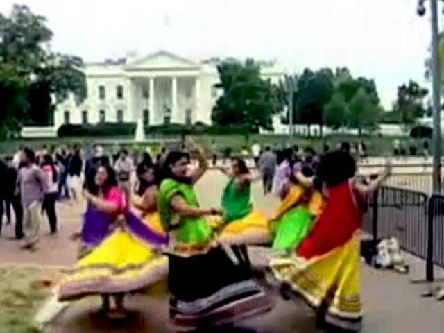 Videos : व्हाइट हाउस के बाहर पीएम मोदी के स्वागत में गरबा