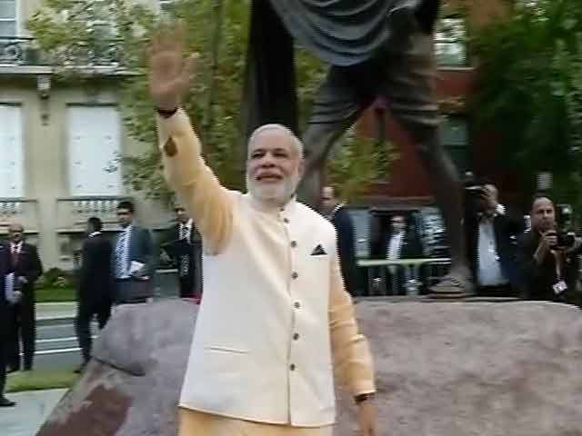 पीएम मोदी ने महात्मा गांधी को दी श्रद्धांजलि