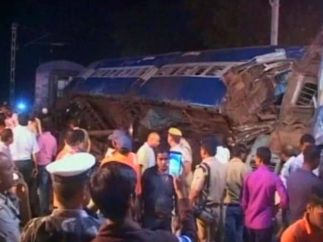 Videos : गोरखपुर में दो ट्रेनों की टक्कर, 12 लोगों की मौत