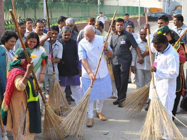 पीएम मोदी ने वाल्मीकि मंदिर में लगाई झाड़ू, उठाया कचरा