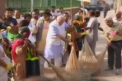 PM Modi wields the broom at Delhi's Valmiki Basti PM Modi wields the broom at Delhi's Valmiki Basti