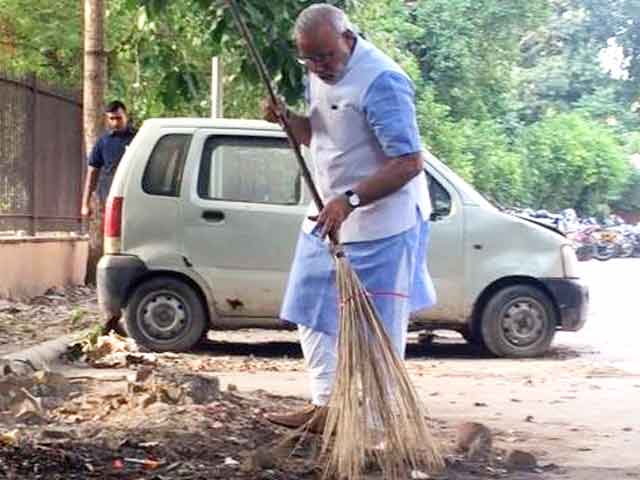 अचानक मंदिर मार्ग थाने में पहुंचे पीएम मोदी ने लगाई झाड़ू