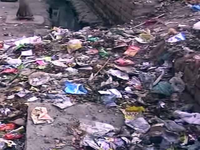 Video : बीजेपी विधायक के क्षेत्र करावल नगर में गंदगी से बुरा हाल