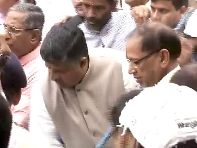 रविशंकर प्रसाद ने पटना स्टेशन पर लगाई झाड़ू, मगर खुद का घर गंदा