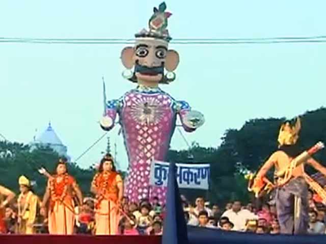 दशहरा उत्सव में शामिल हुए पीएम मोदी, मनमोहन और सोनिया