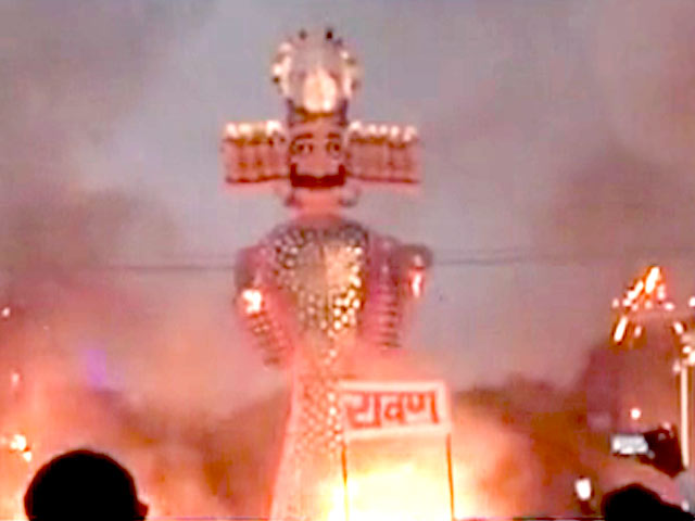 इंडिया 7 बजे : देशभर में धू−धू कर जला रावण