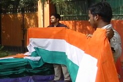 यूं ही पड़ा है सबसे बड़ा तिरंगा यूं ही पड़ा है सबसे बड़ा तिरंगा