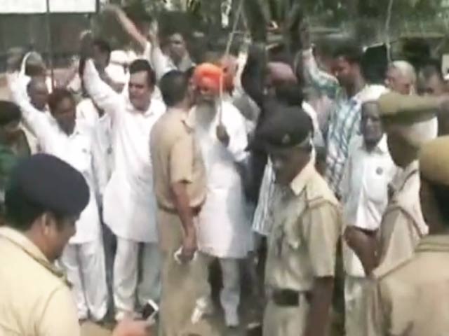 Videos : भारतीय किसान यूनियन ने राजनाथ सिंह को दिखाए काले झंडे
