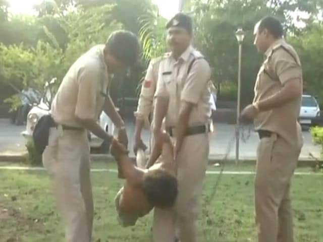 Video : Caught on Camera: Police Beating Undertrial in Bhopal Court Premises