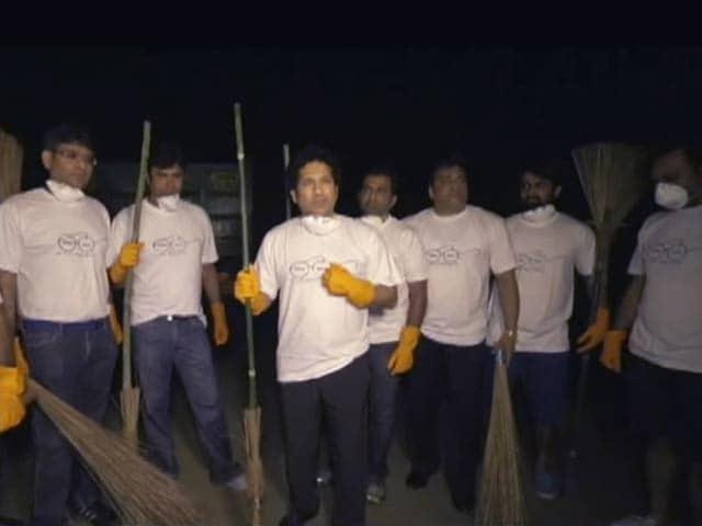 Videos : स्वच्छ भारत मुहिम से जुड़े सचिन तेंदुलकर, टीम बनाकर की सफाई