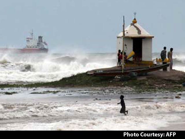 Cyclone Hudhud Expected to Hit Andhra Pradesh Today, Thousands Evacuated