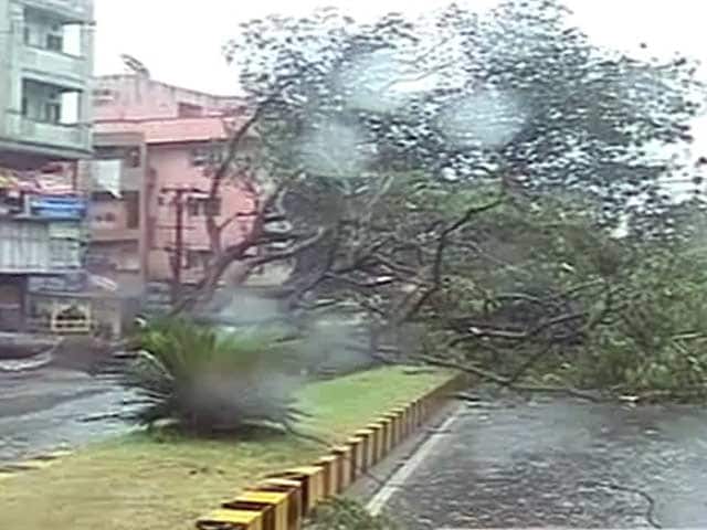 आ रहा है 'हुदहुद', विशाखापट्टनम में तेज बारिश, तूफानी हवाएं