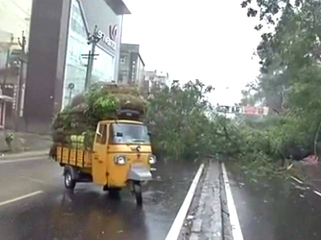 Video : Cyclone Hudhud Expected to Make Landfall Around Noon