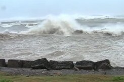 Visibility in Visakhapatnam Falls Below 500 Metres as Cyclone Hudhud Approaches Visibility in Visakhapatnam Falls Below 500 Metres as Cyclone Hudhud Approaches